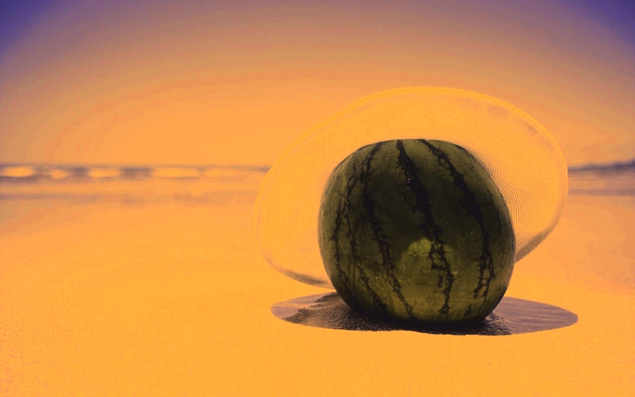 Арбуз в летней шляпке на пляже обои