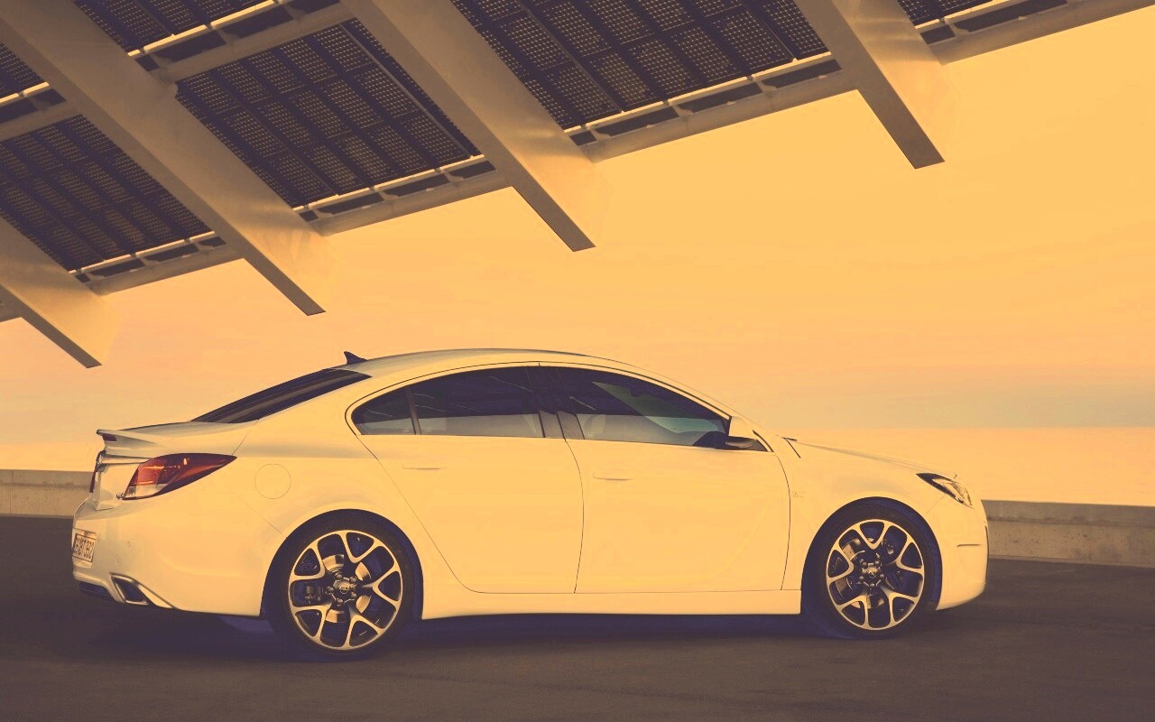 Белый седан под крышей обои