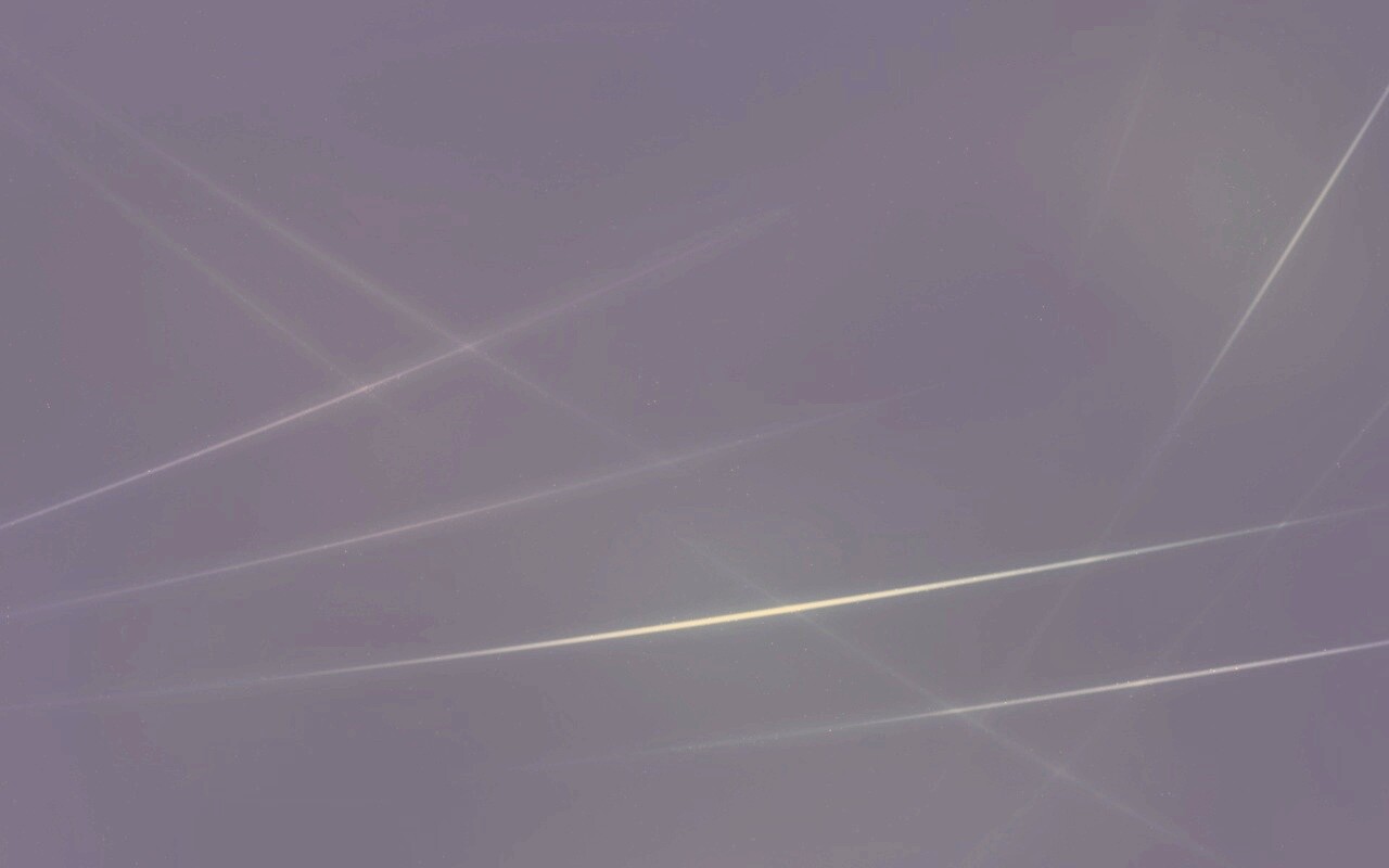 Лучи света на тёмно-синем фоне обои