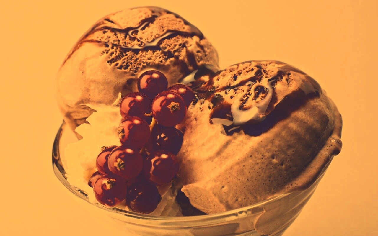 Шоколадное мороженое со смородинкой обои