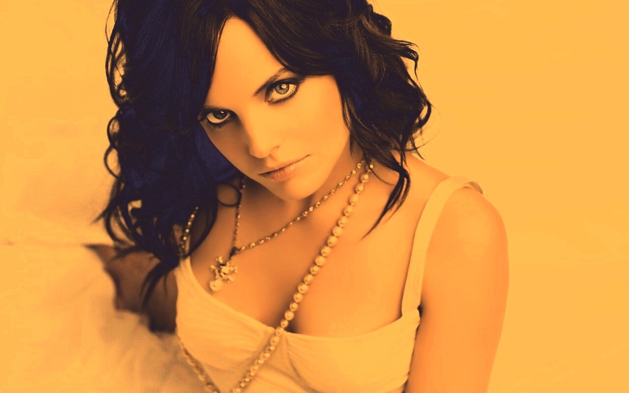 Брюнеточка с желанием в глазах обои