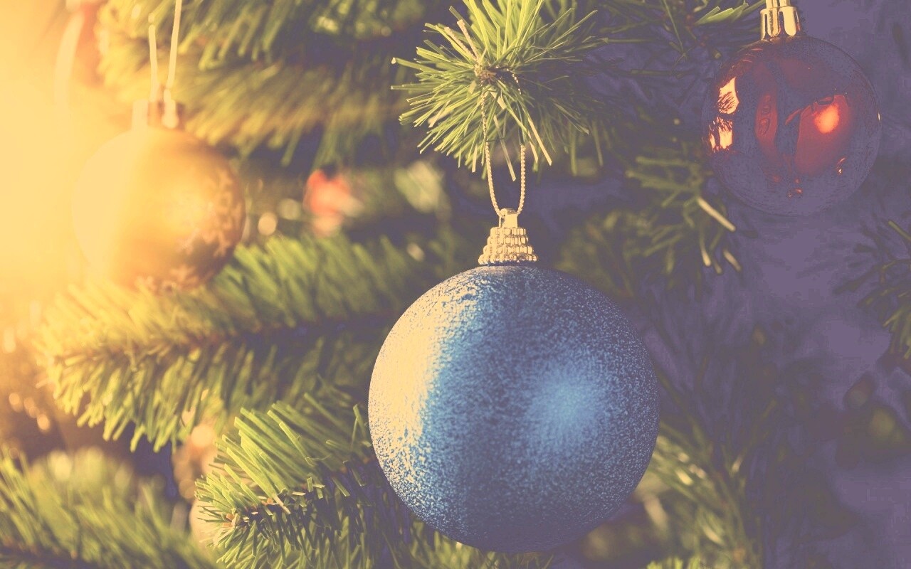 Шары на ёлке обои