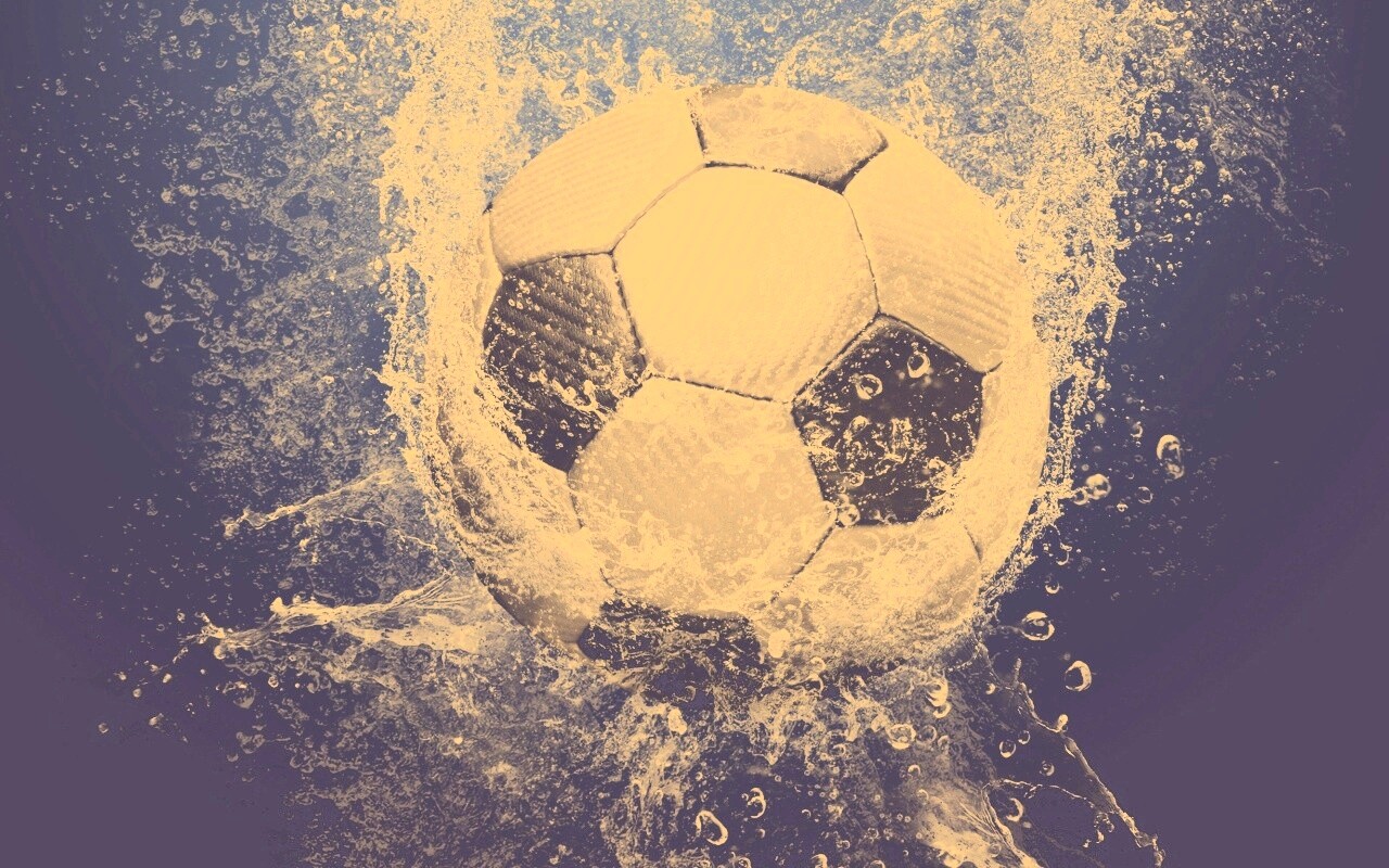 Футбольный мяч в воде обои