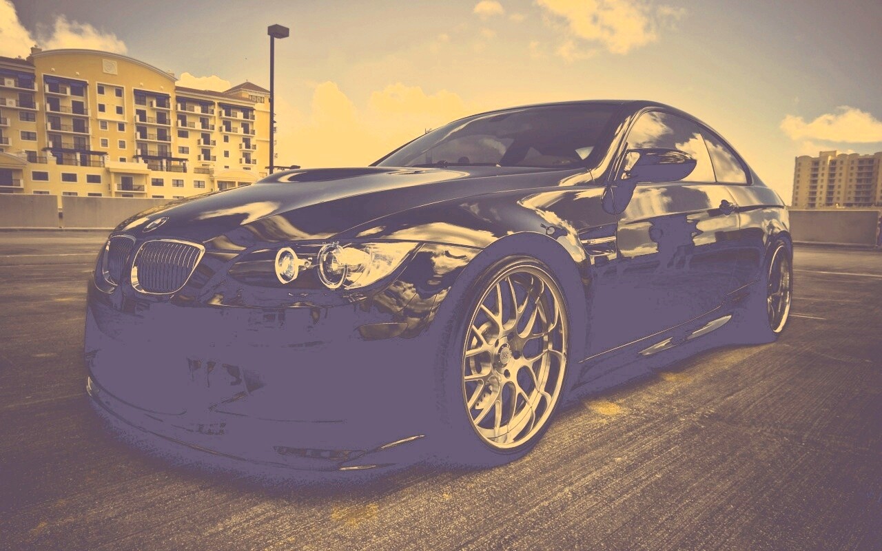 Красивый черный BMW на парковке обои