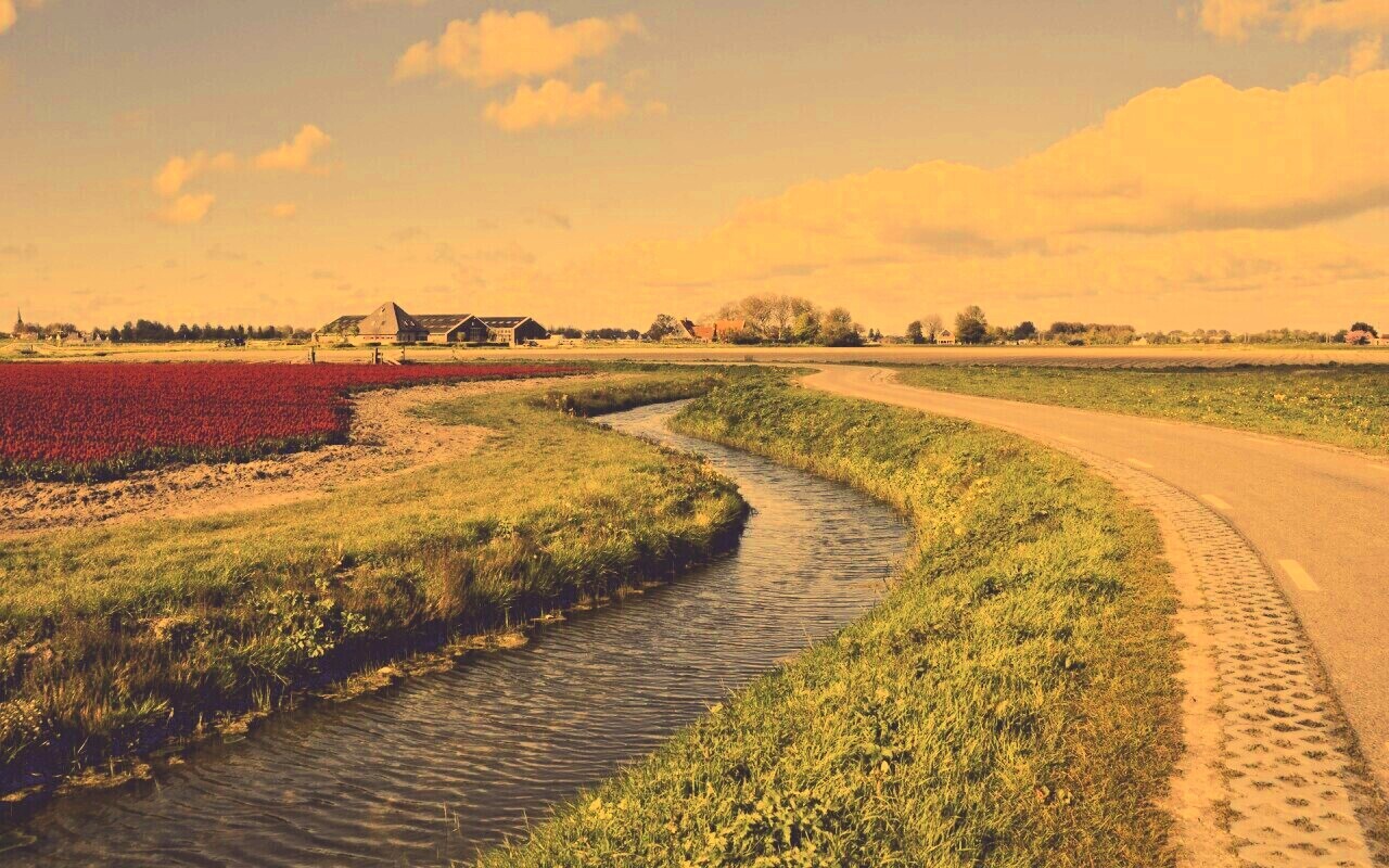 Канал вдоль дороги обои