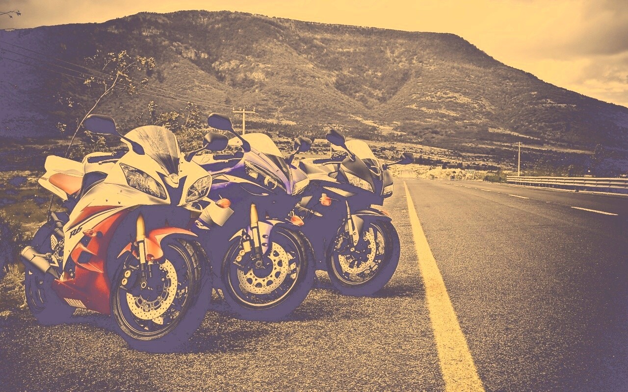 Раллийные мотоциклы на дороге обои