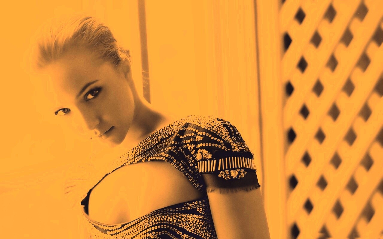 Блондинка у окна обои