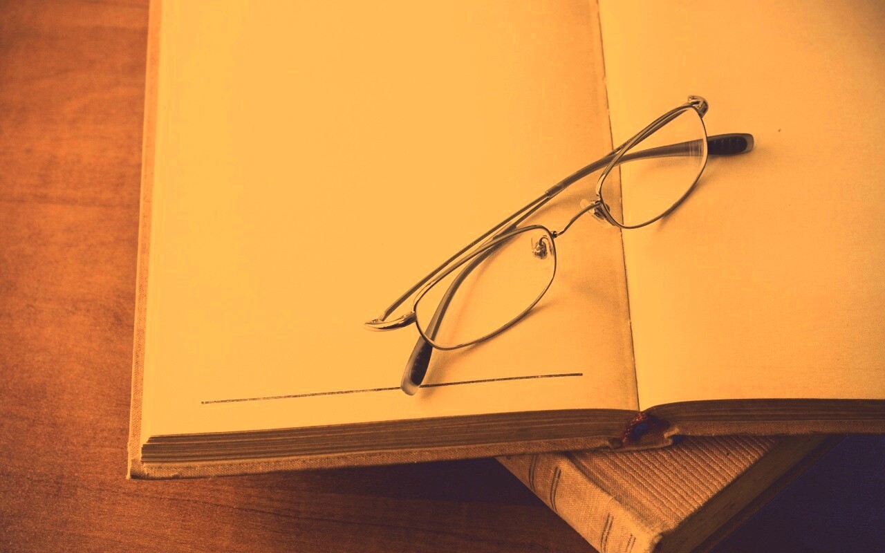 Очки и блокнот обои