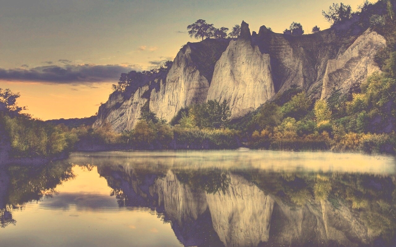 Скалы над озером обои