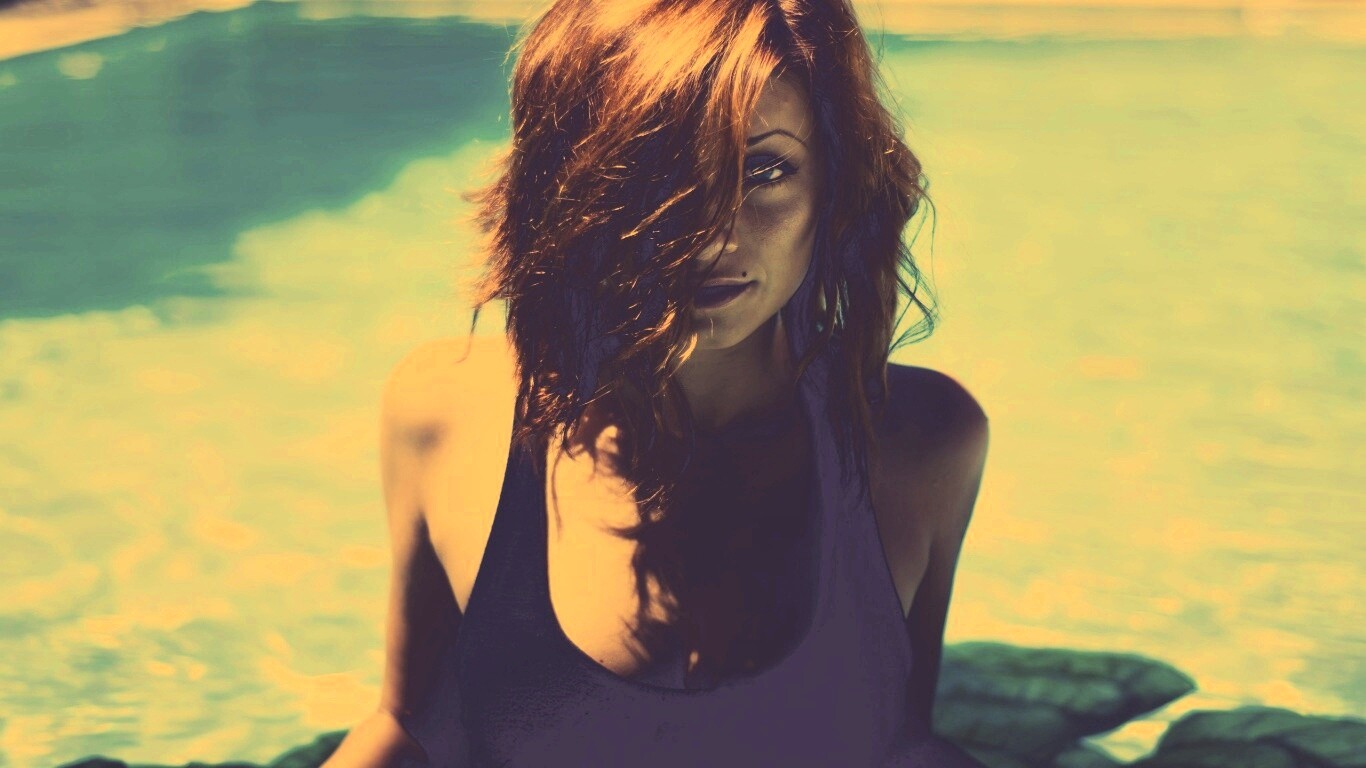 Девушка рядом с бассейном обои