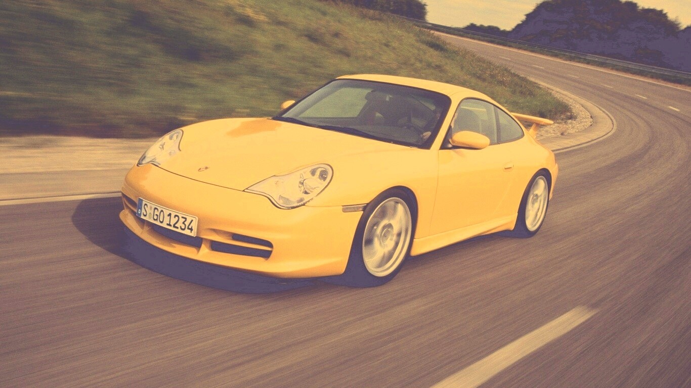 Желтый порш на повороте обои