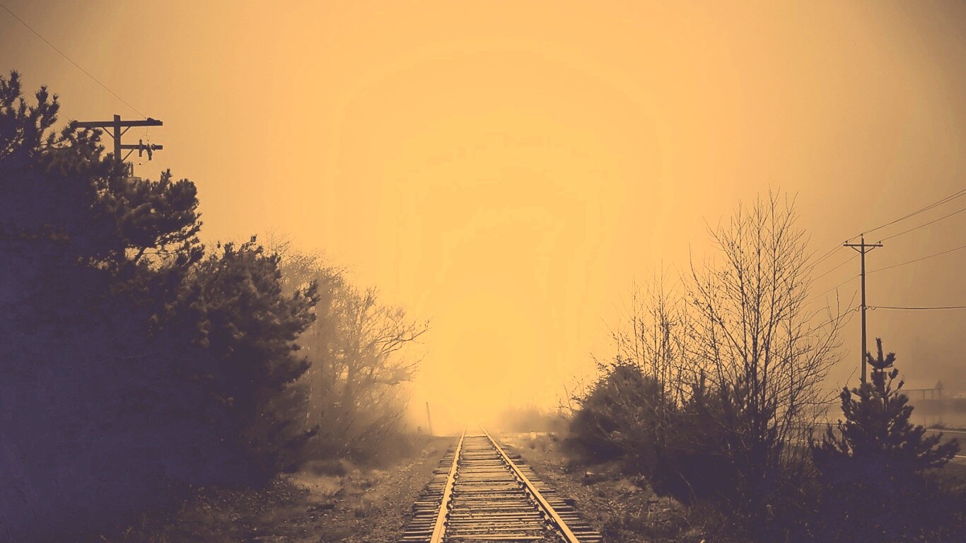 Железная дорога уходит в туман обои