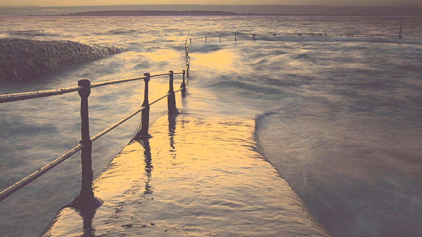 Пирс уходящий в море обои