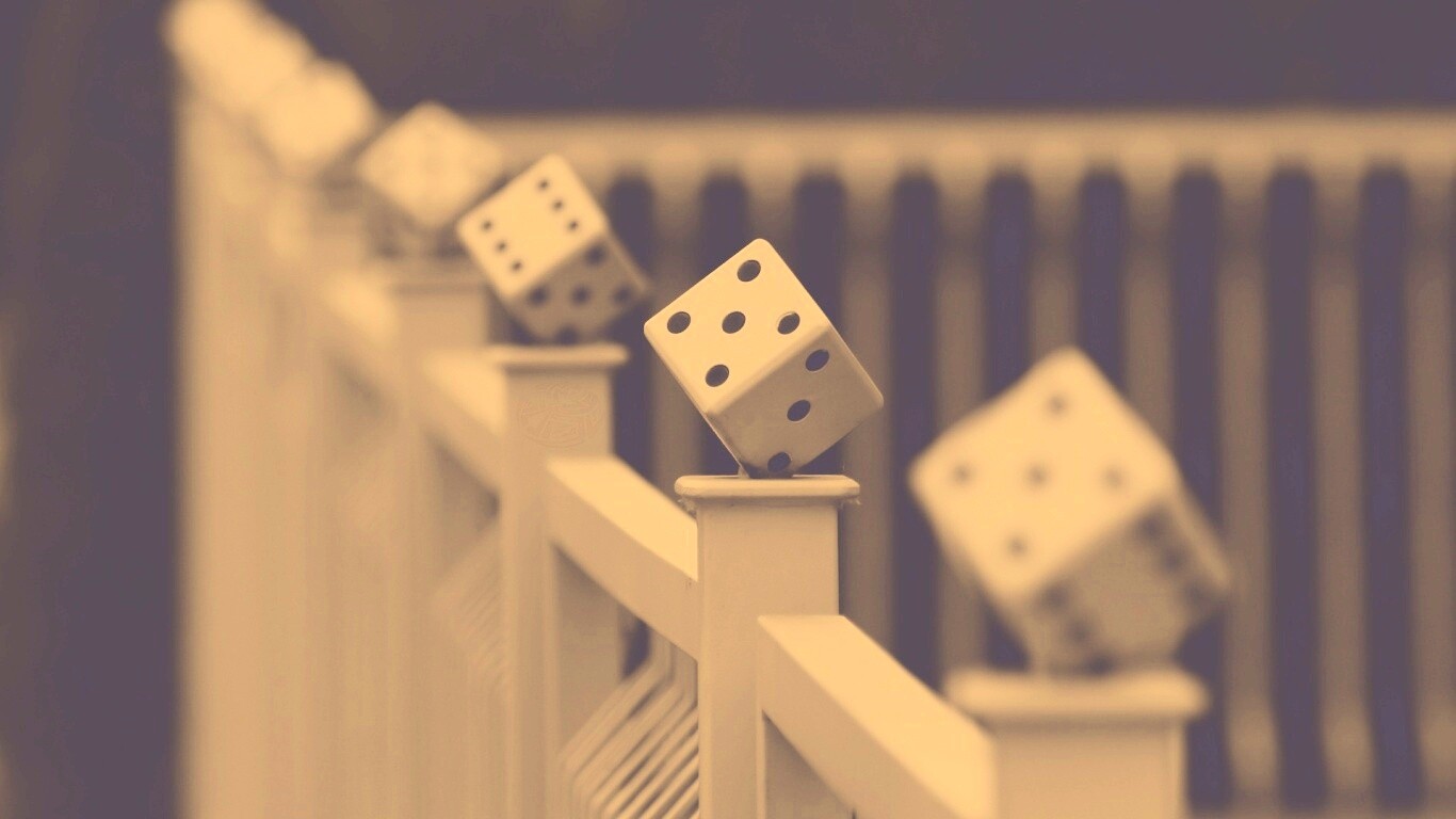 Игральные кости украшающие перила обои