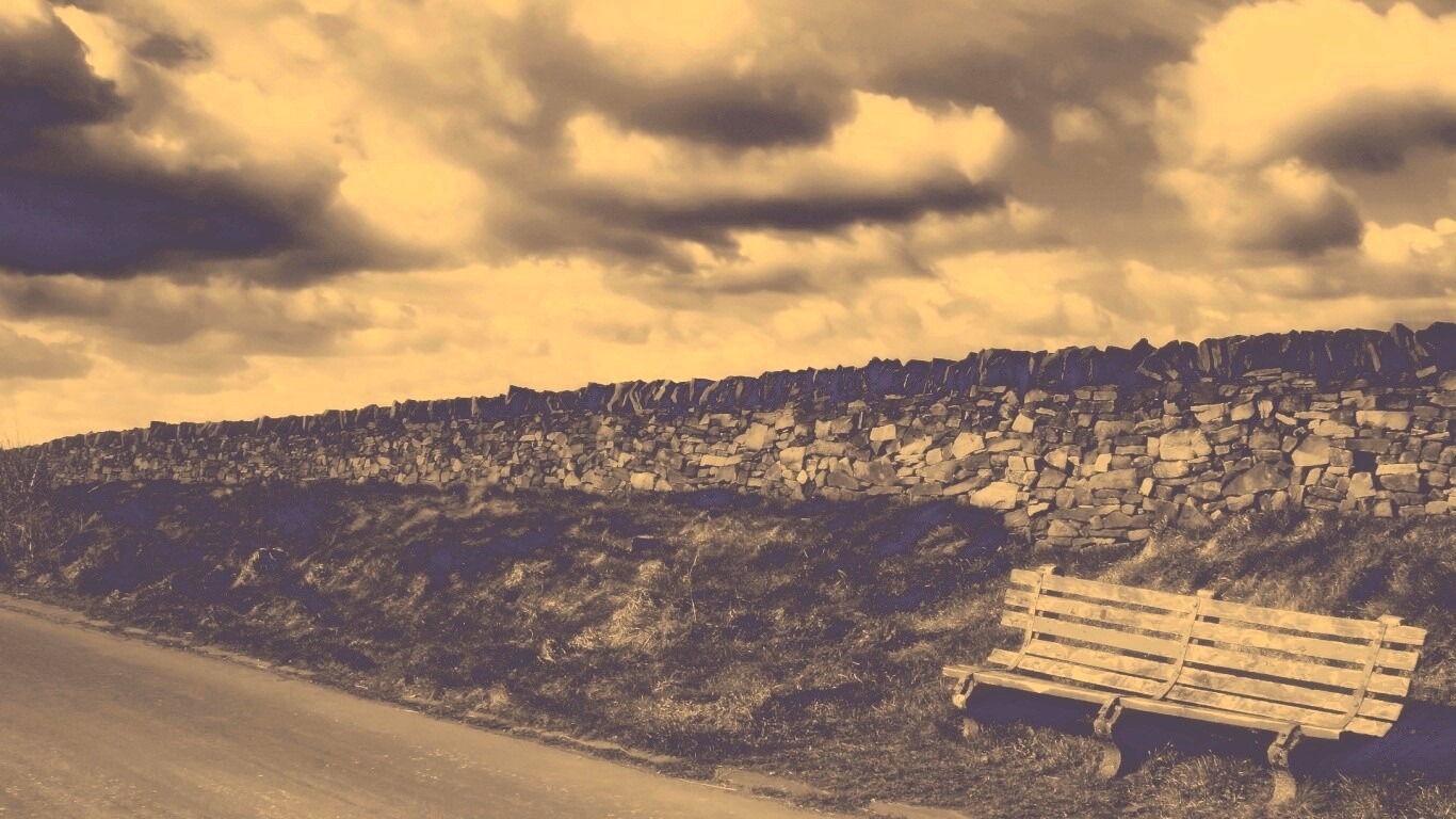 Скамейка у дороги обои