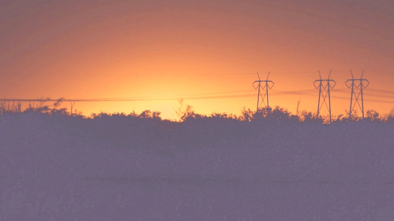 Закат за лесом обои