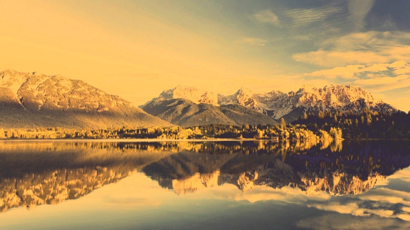 Горы отражаются в озере обои