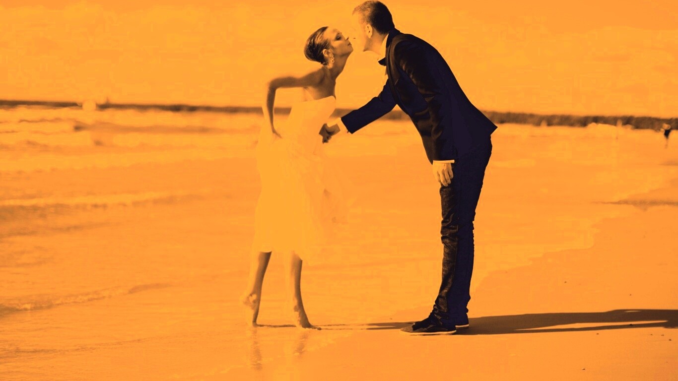 Поцелуй на пляже обои