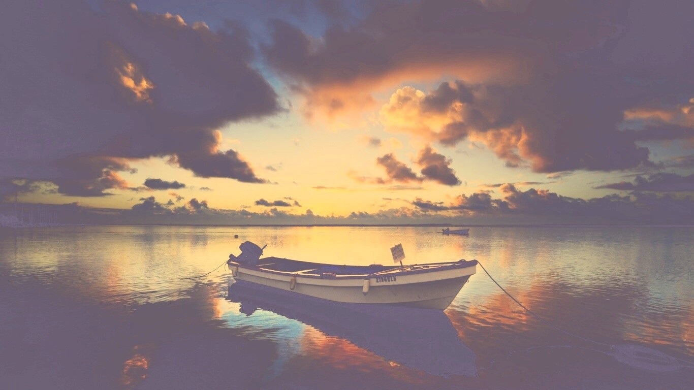 Тучи над озером обои