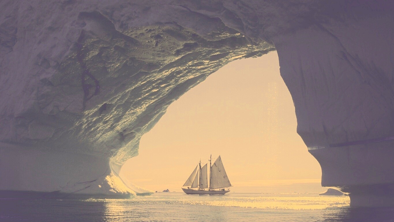 Парусник под ледяной аркой обои