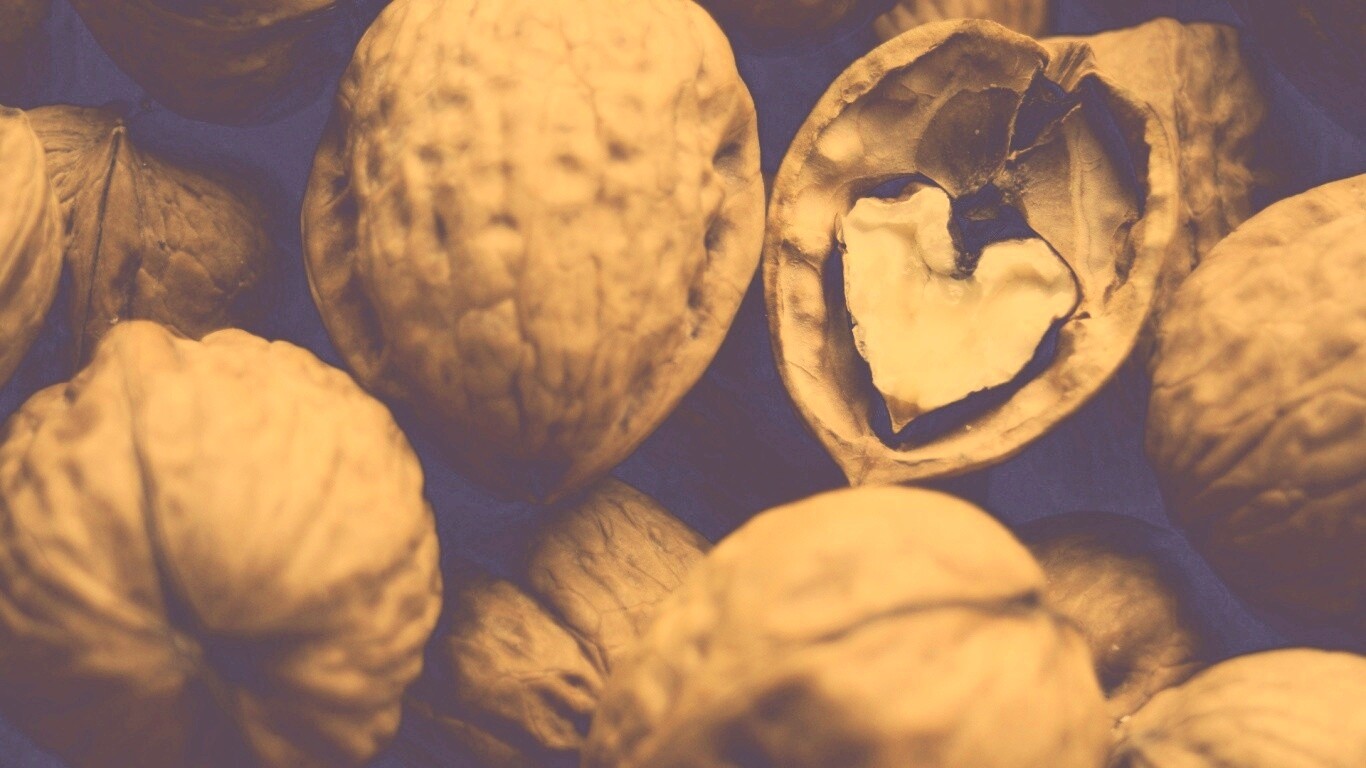 Расколотый орех обои