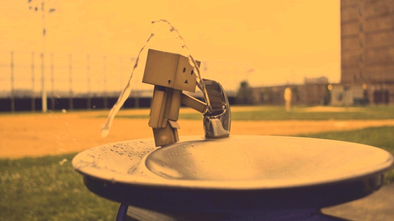 Дандо пьет в воду из фонтанчика обои