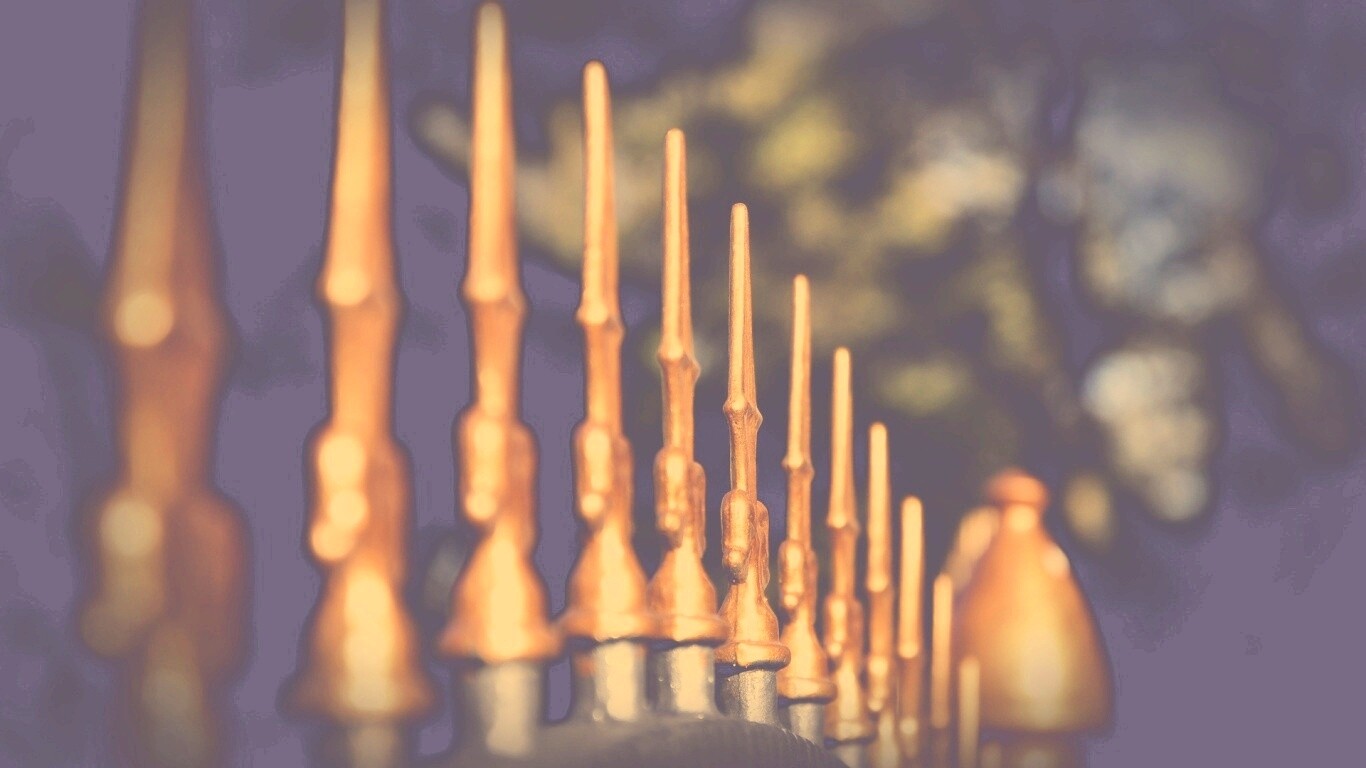 Оранжевые наконечники на ограде обои