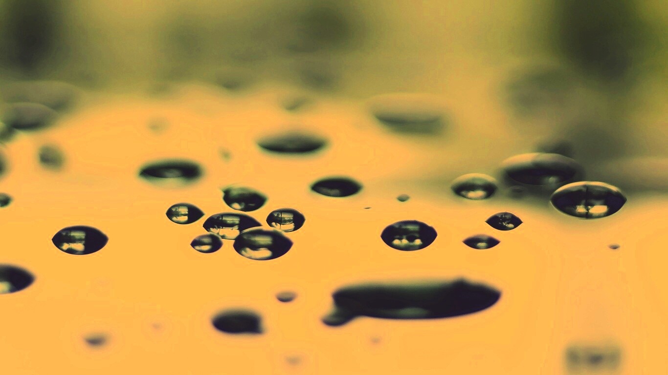 Темные капли на зеркальнйо поверхности обои