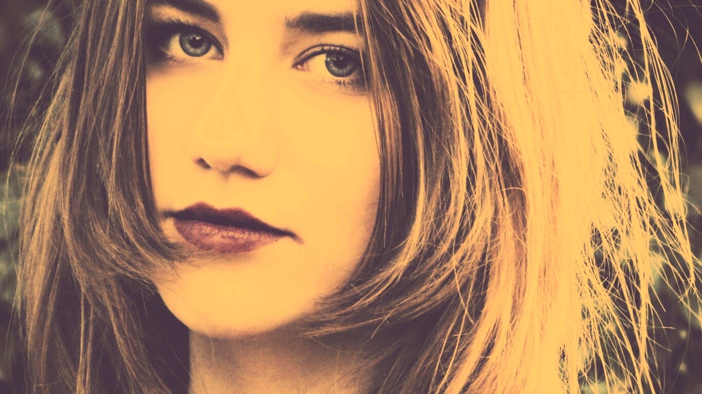 Взгляд голубоглазой девушки обои