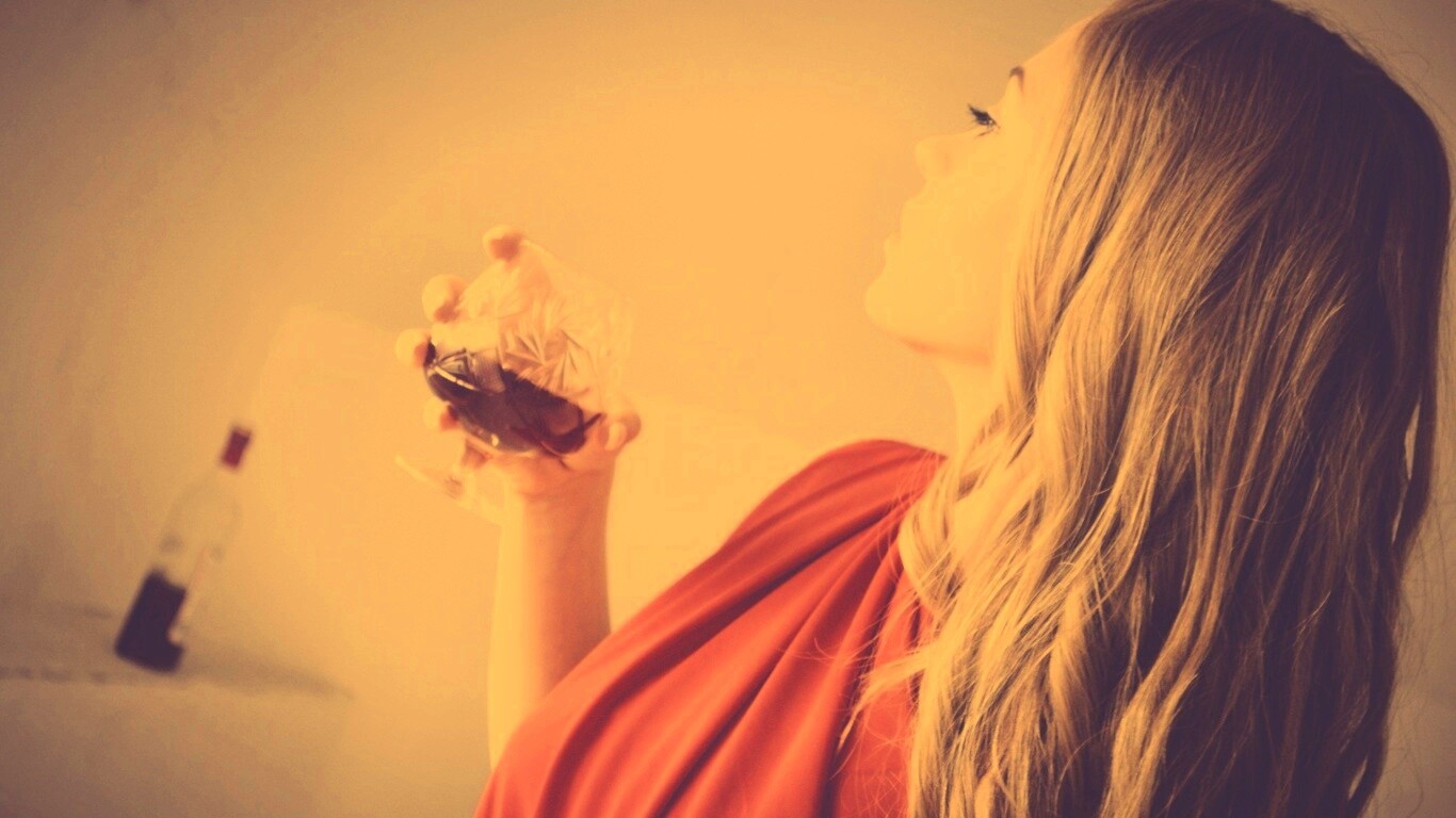 Девушка с бокалом обои