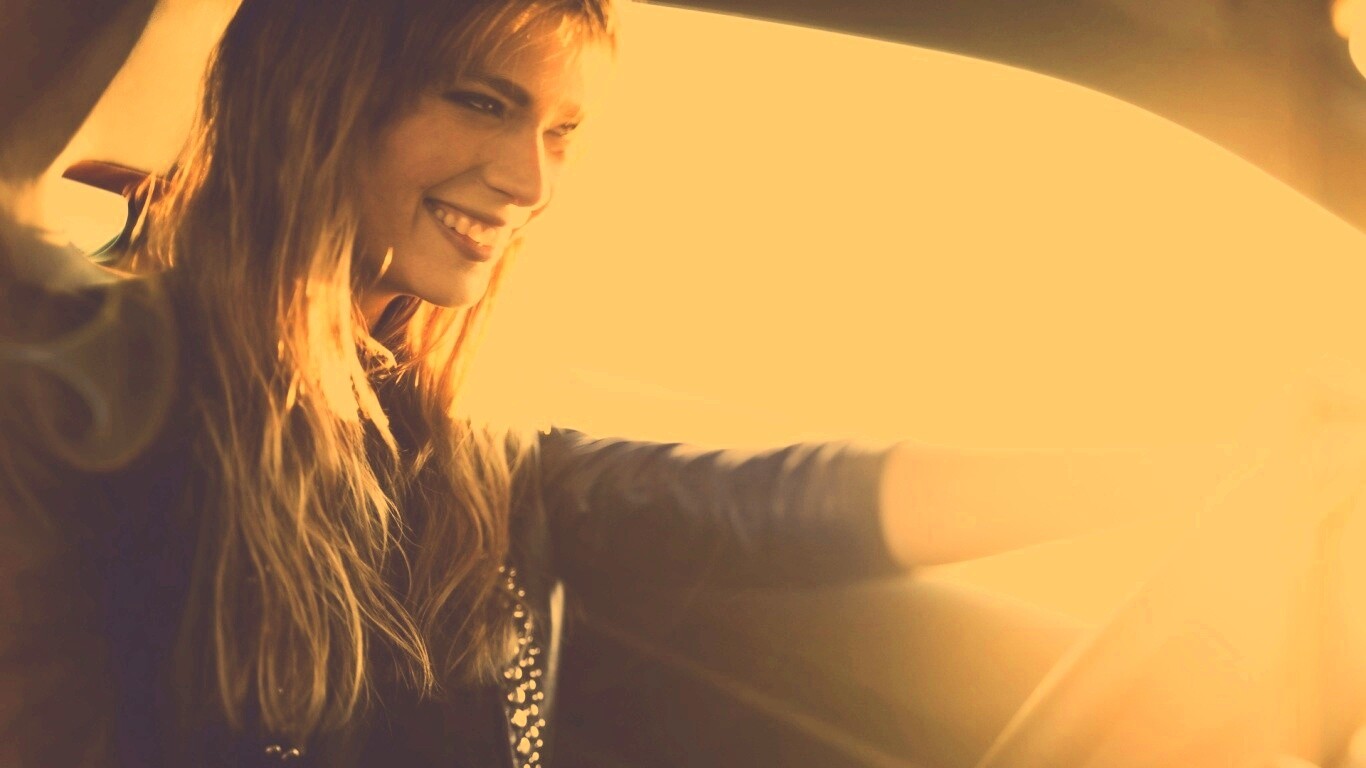 Девушка за рулем автомобиля обои