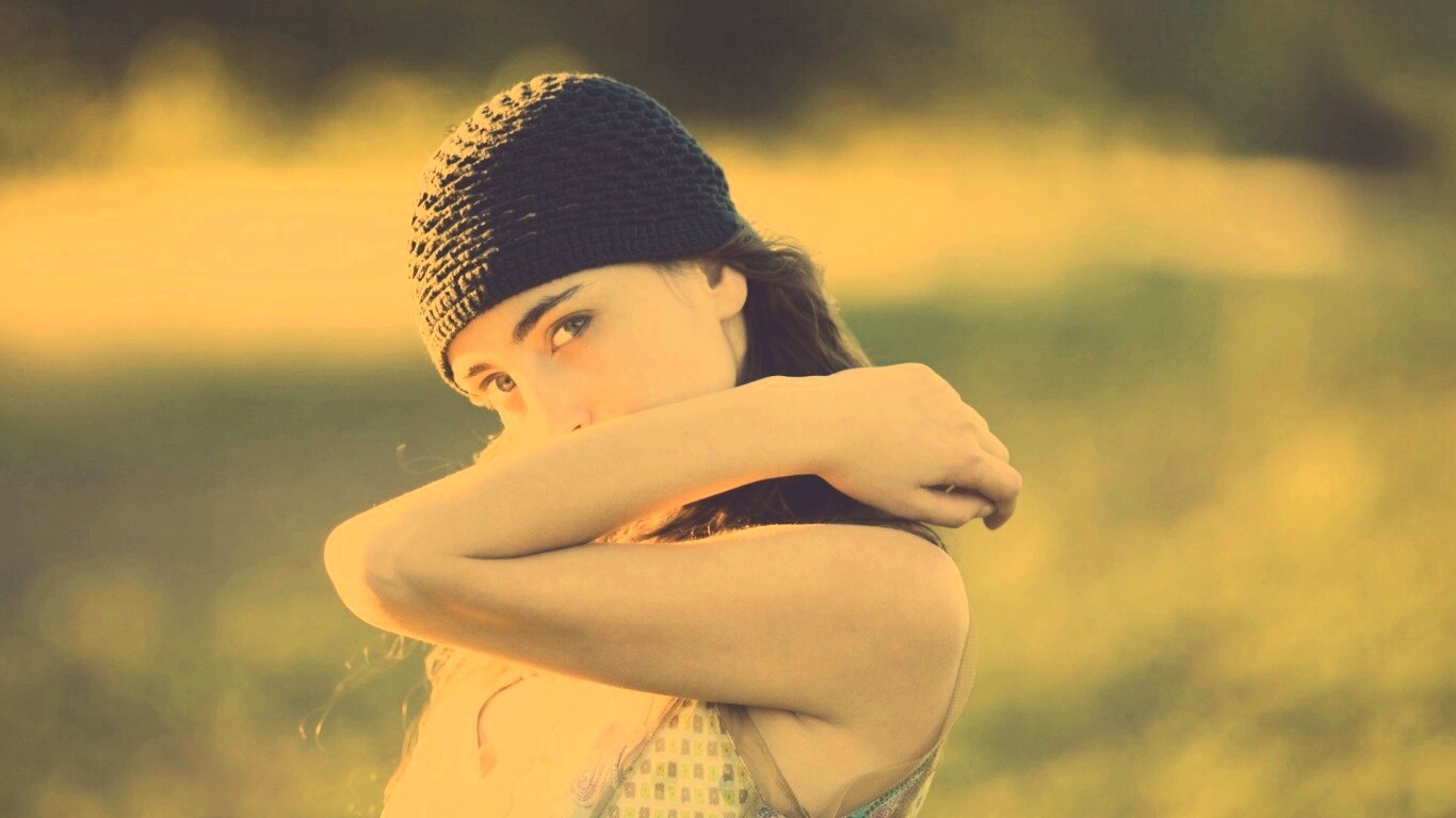 Спрятавшись за сгибом руки обои