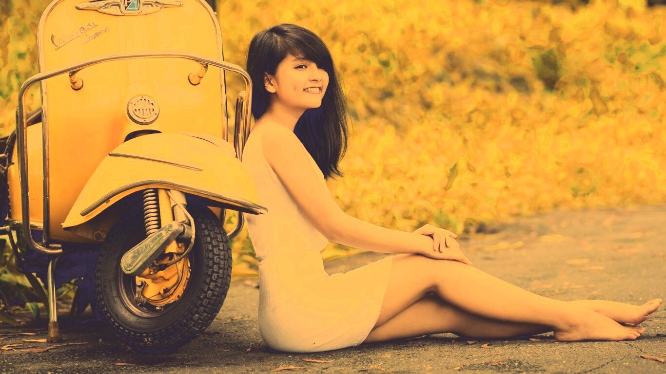 Девушка и мопед обои