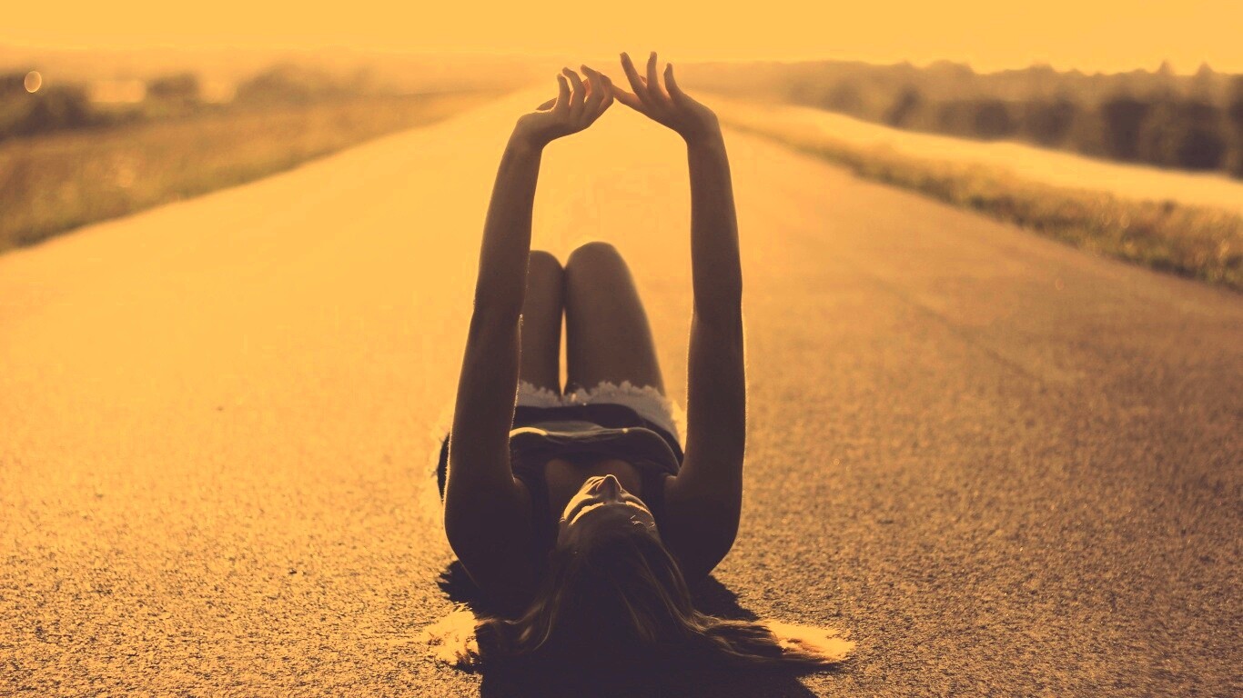 Девушка на асфальте обои