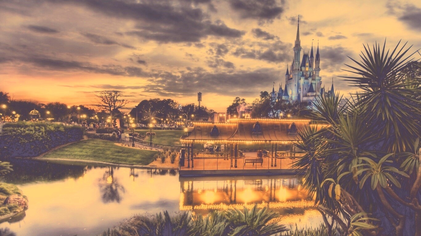 Диснеёленд вечером обои