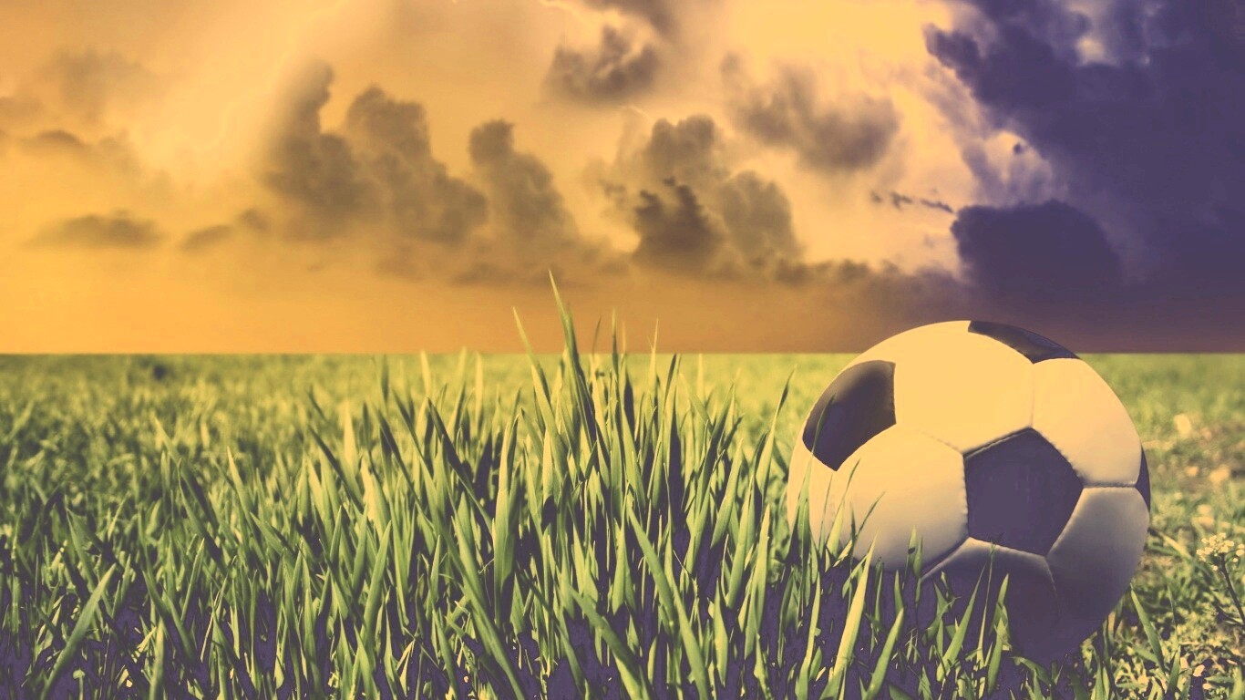 Футбольный мяч на газоне обои