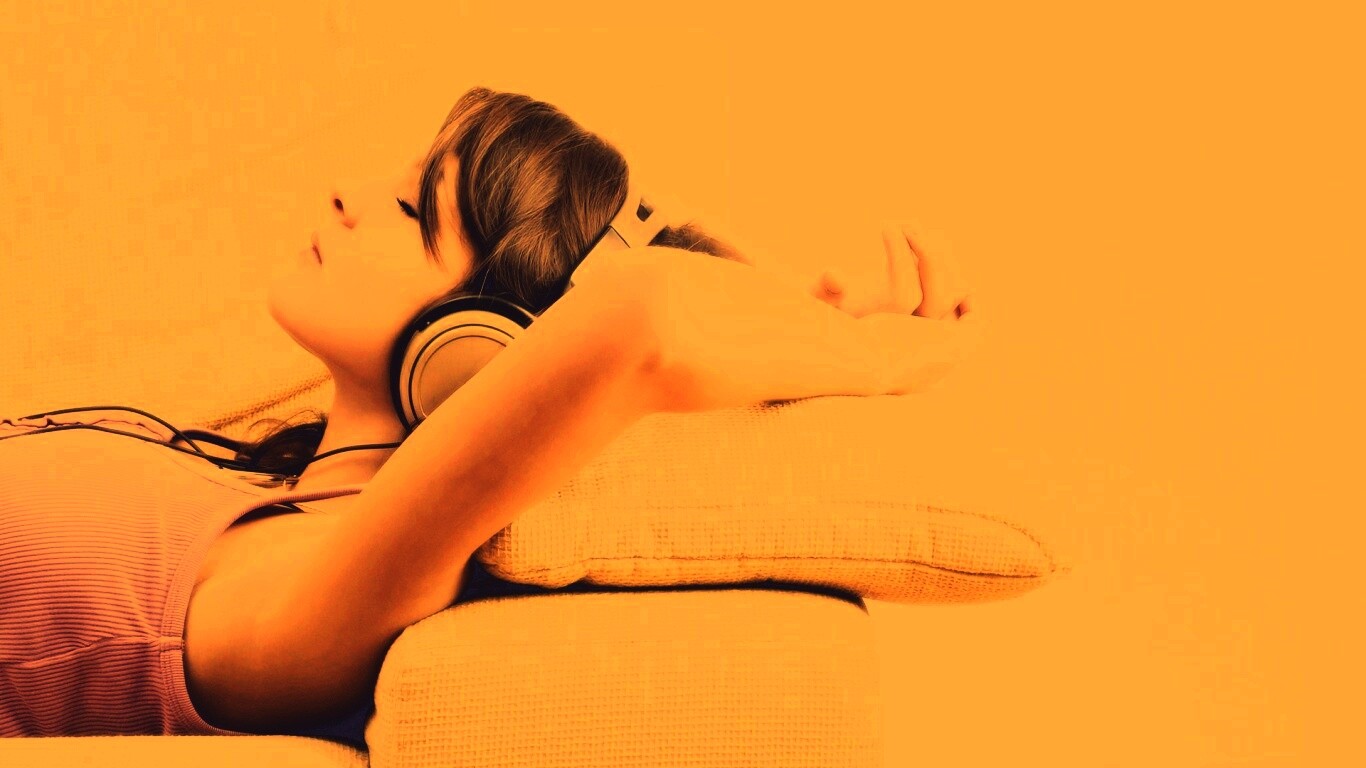 Слушающая музыку обои