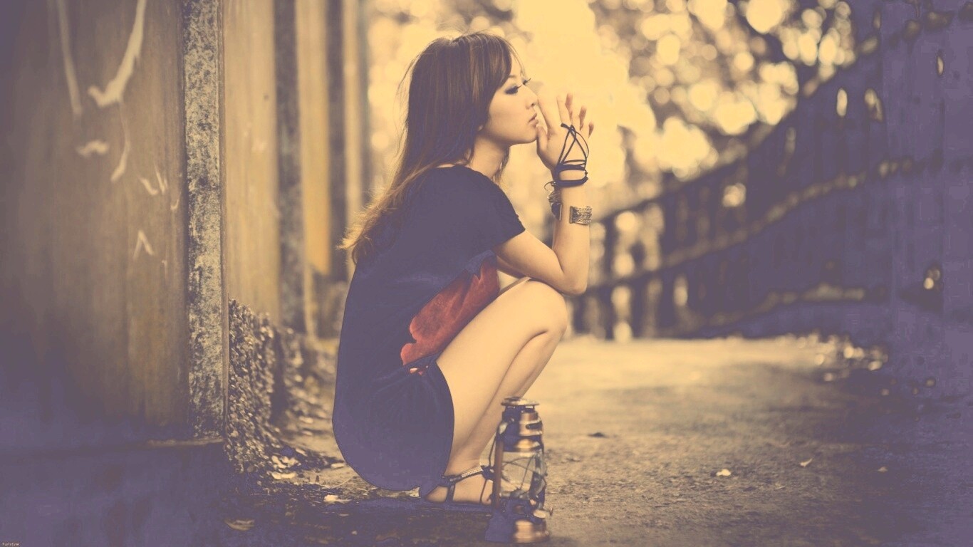 Японская девушка и масляный фонарь обои