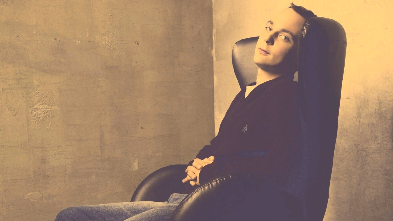 Джим Парсонс в крселе обои