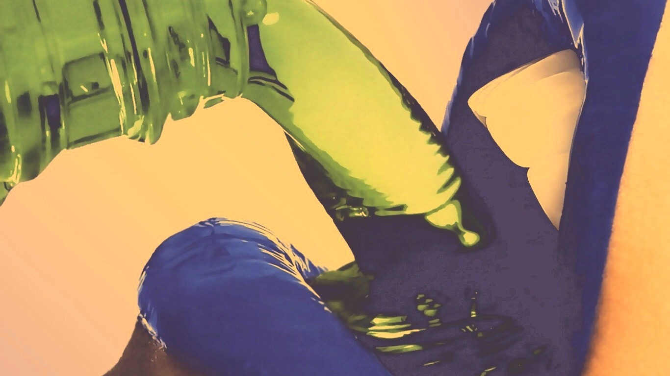 Пьющая девушка обои