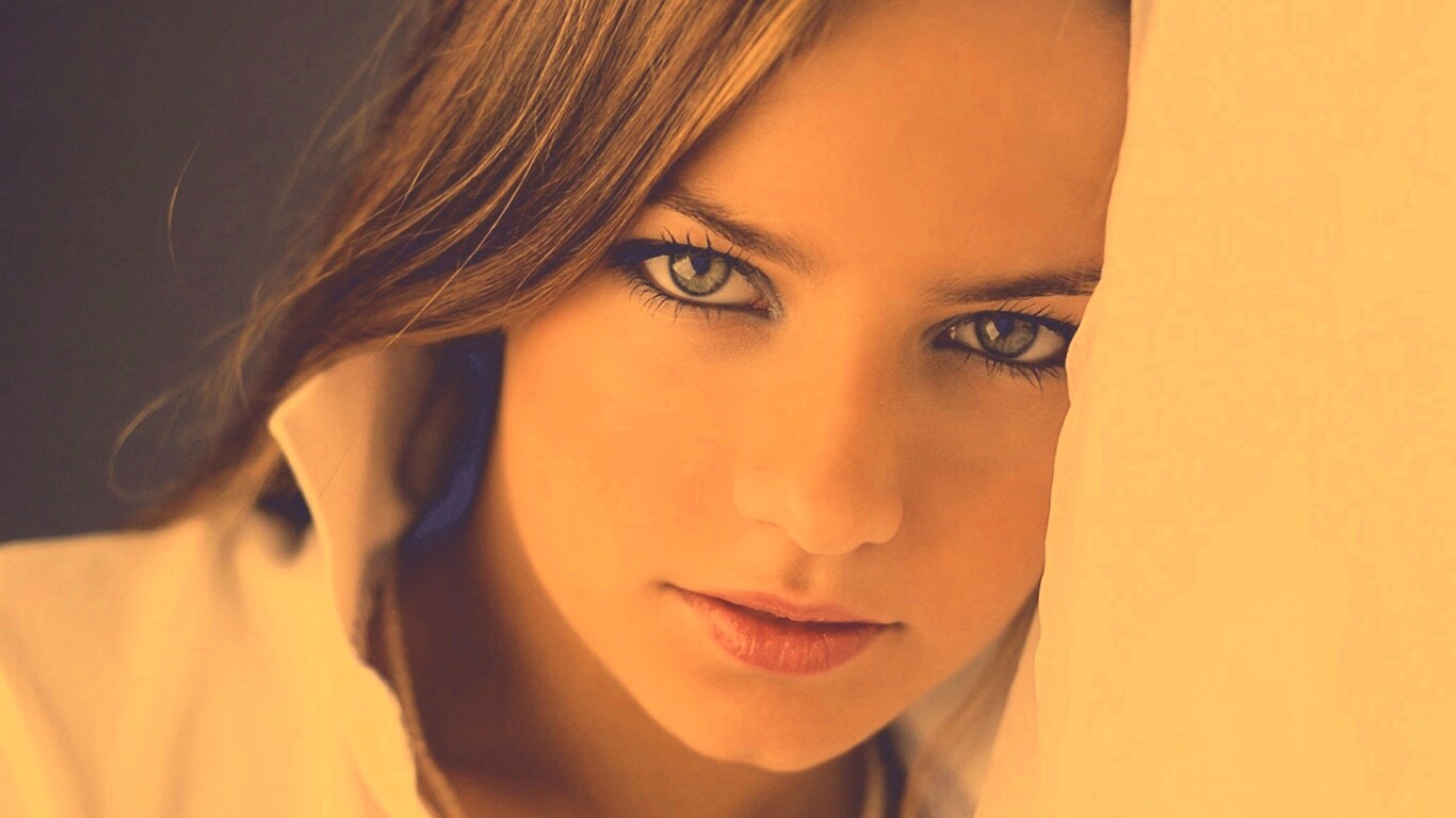 Красивая молодая девушка обои