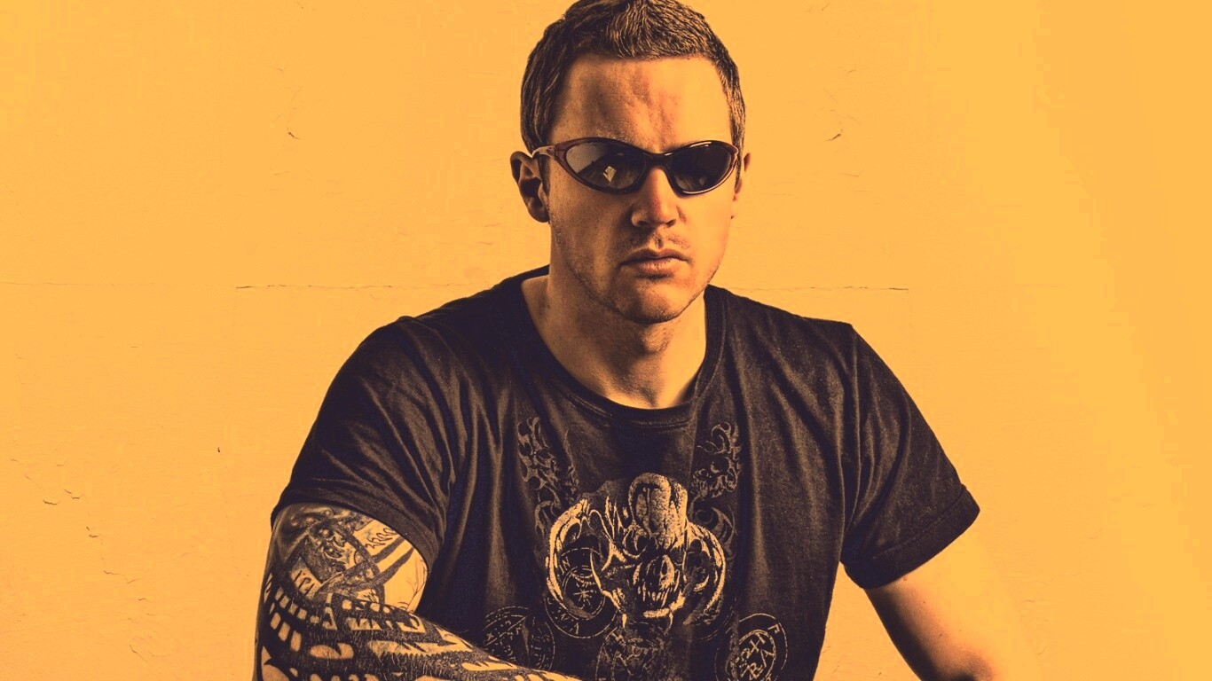 Парень с татуировкой обои