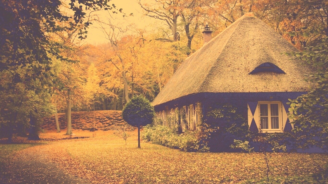 Домик в осеннем лесу обои
