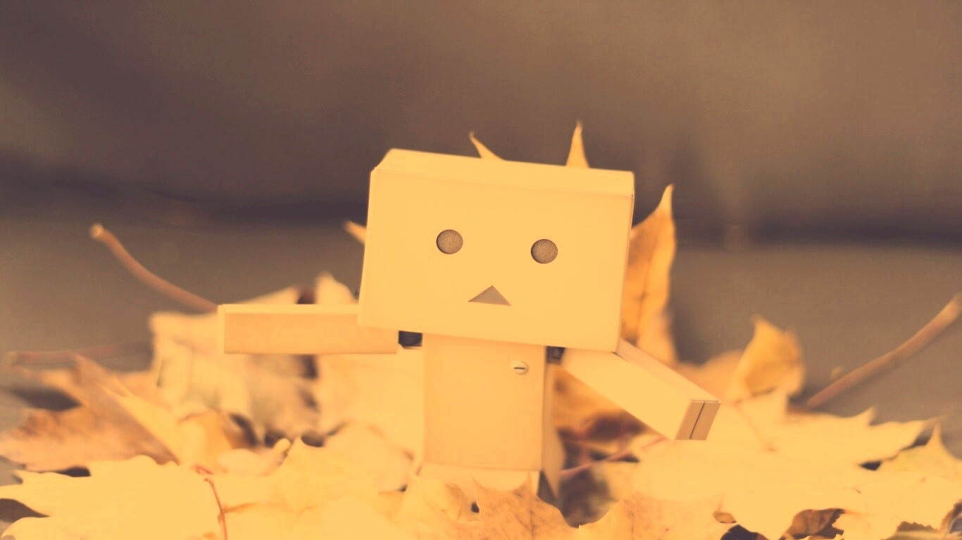  Yotsubato Danbo резвится листьях обои
