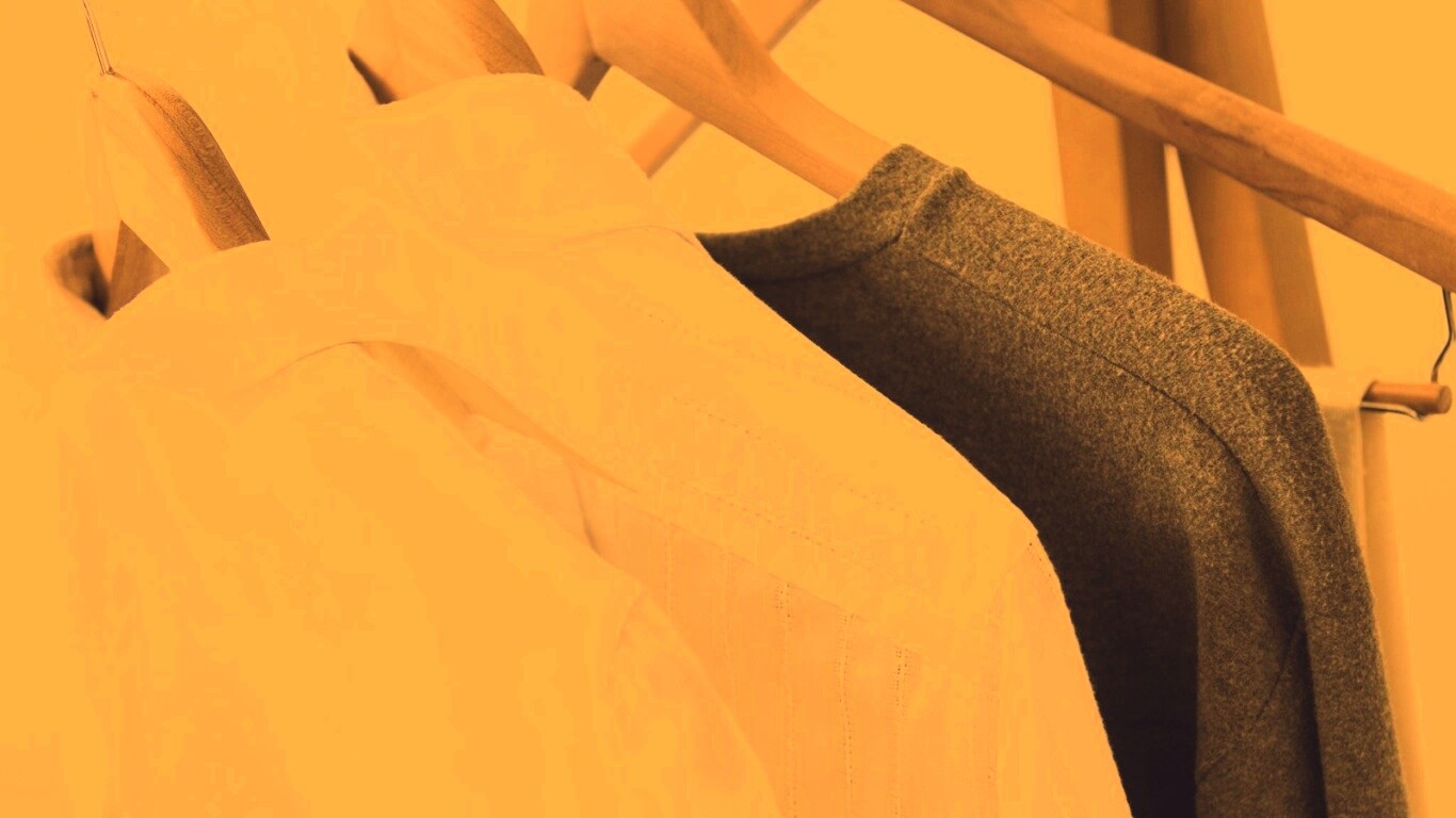 Вещи на вешалке обои