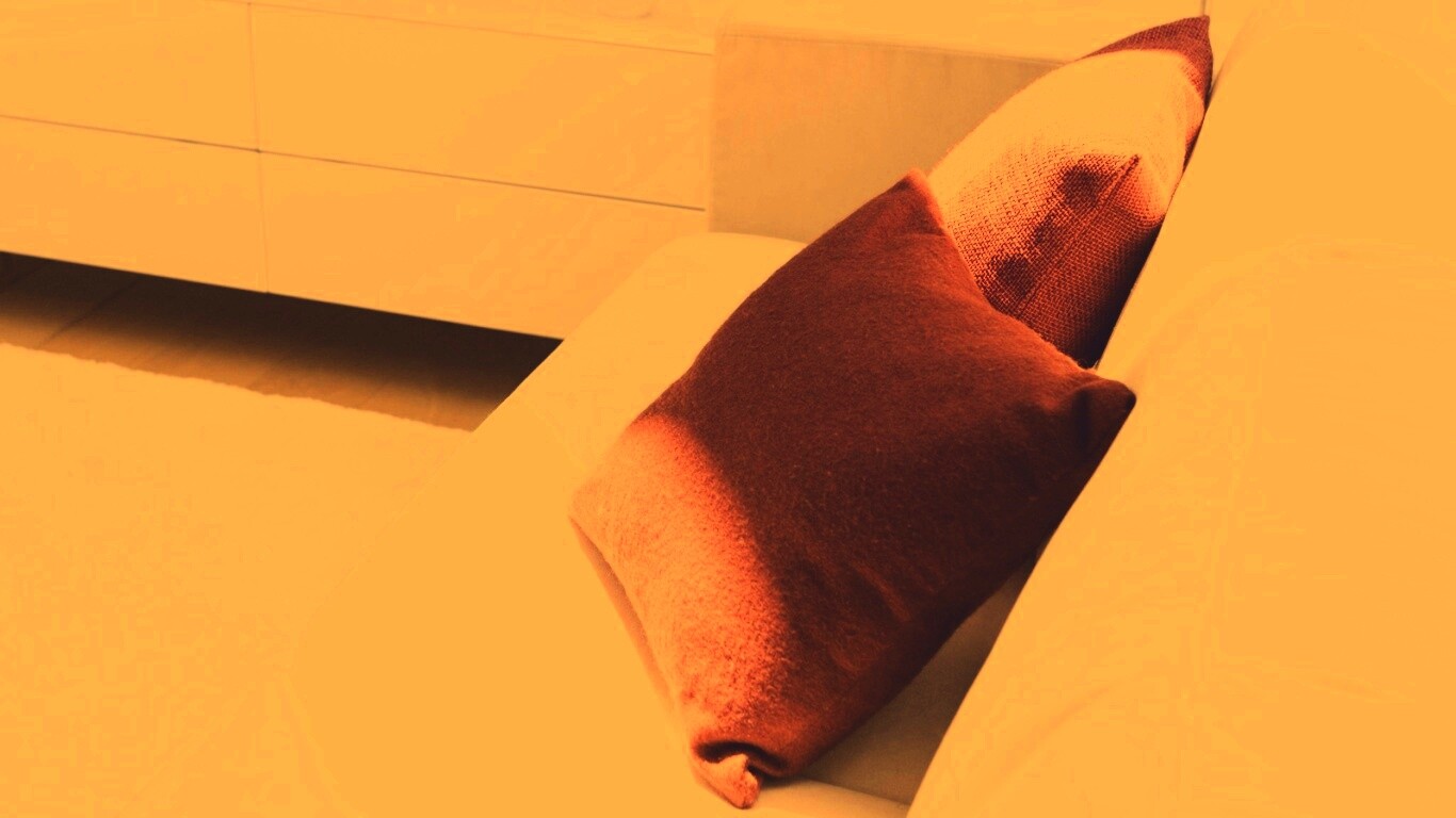 Подушки на диване обои