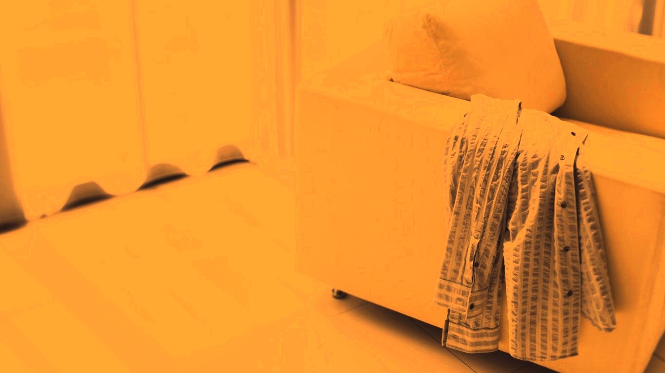 Рубашка на кресле обои