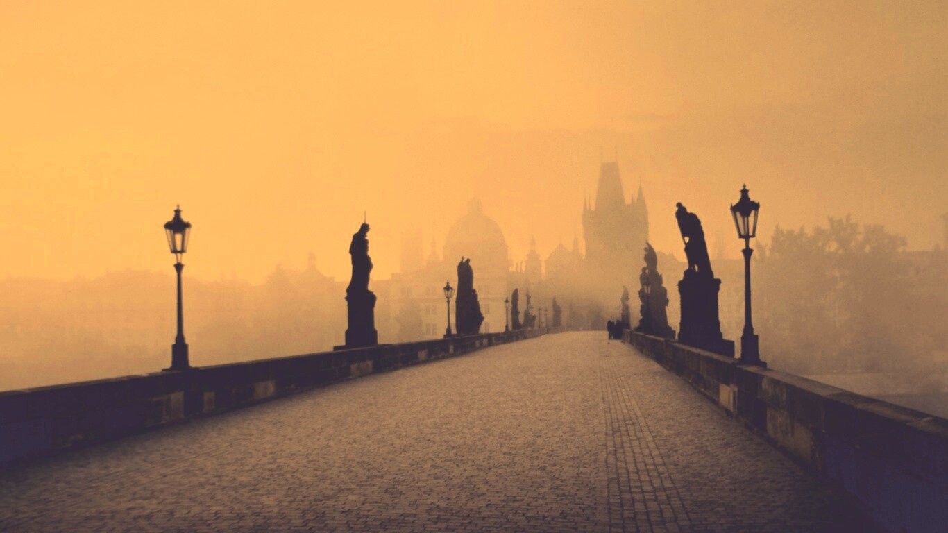 Мост с скульптурами обои