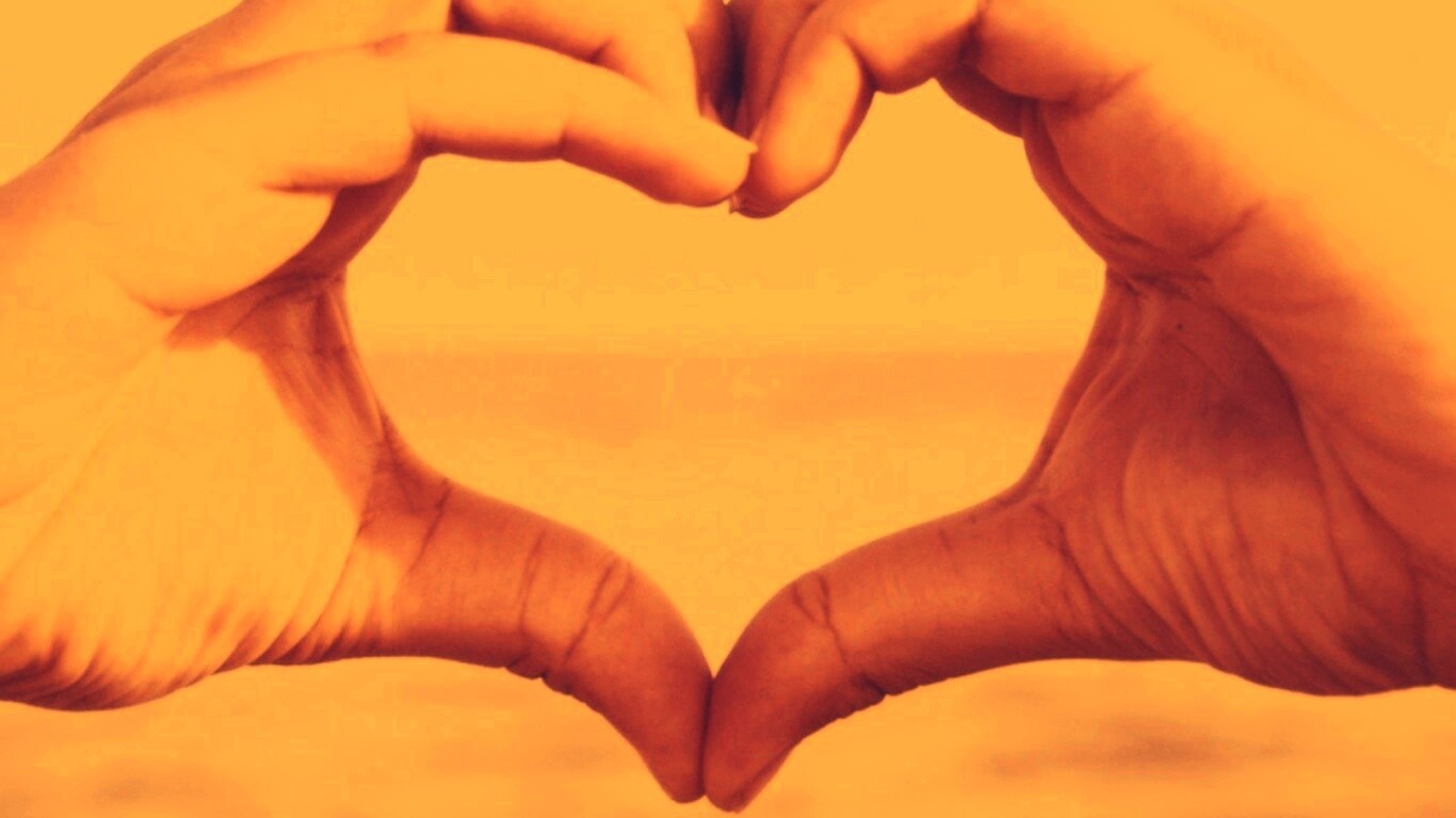 Руки сложенные сердечком обои
