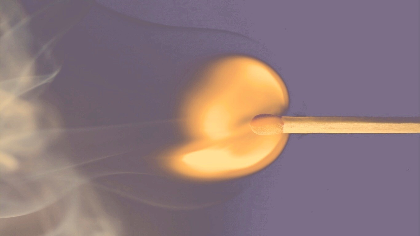 Горящая спичка обои